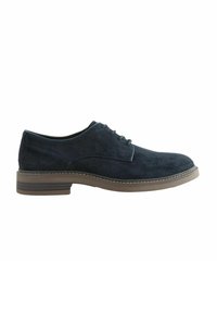 Chaussure Oxford en daim bleu marine avec un bout arrondi, un laçage à six œillets, et une semelle en caoutchouc beige avec des détails de couture.