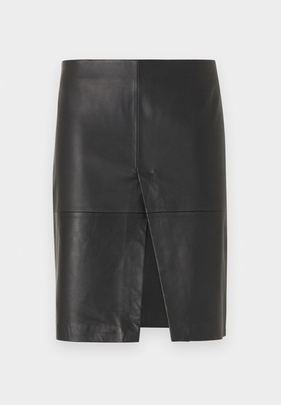 Μαύρη δερμάτινη φούστα μήκους έως το γόνατο με εμπρόσθια σχισμή και εμφανείς οριζόντιες και κάθετες ραφές.