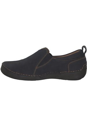 Schwarzer Slip-on-Casual-Schuh mit sichtbaren braunen Nähten, abgerundeter Spitze und Zuglasche an der Ferse, seitlich auf weißem Hintergrund dargestellt.