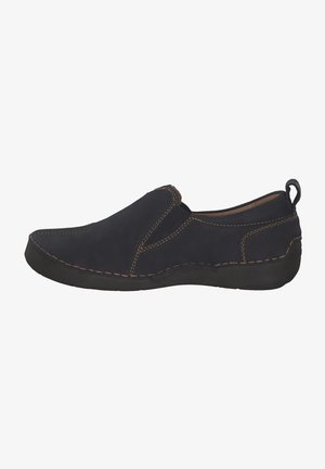 Chaussure décontractée noire à enfiler avec des coutures marron visibles, bout arrondi et languette au talon, vue de profil sur fond blanc.