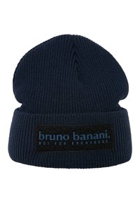  Gebreide beanie in donkerblauw met ribbeltextuur. Heeft een zwart rechthoekig label met het "bruno banani" logo en slogan in blauwe letters.