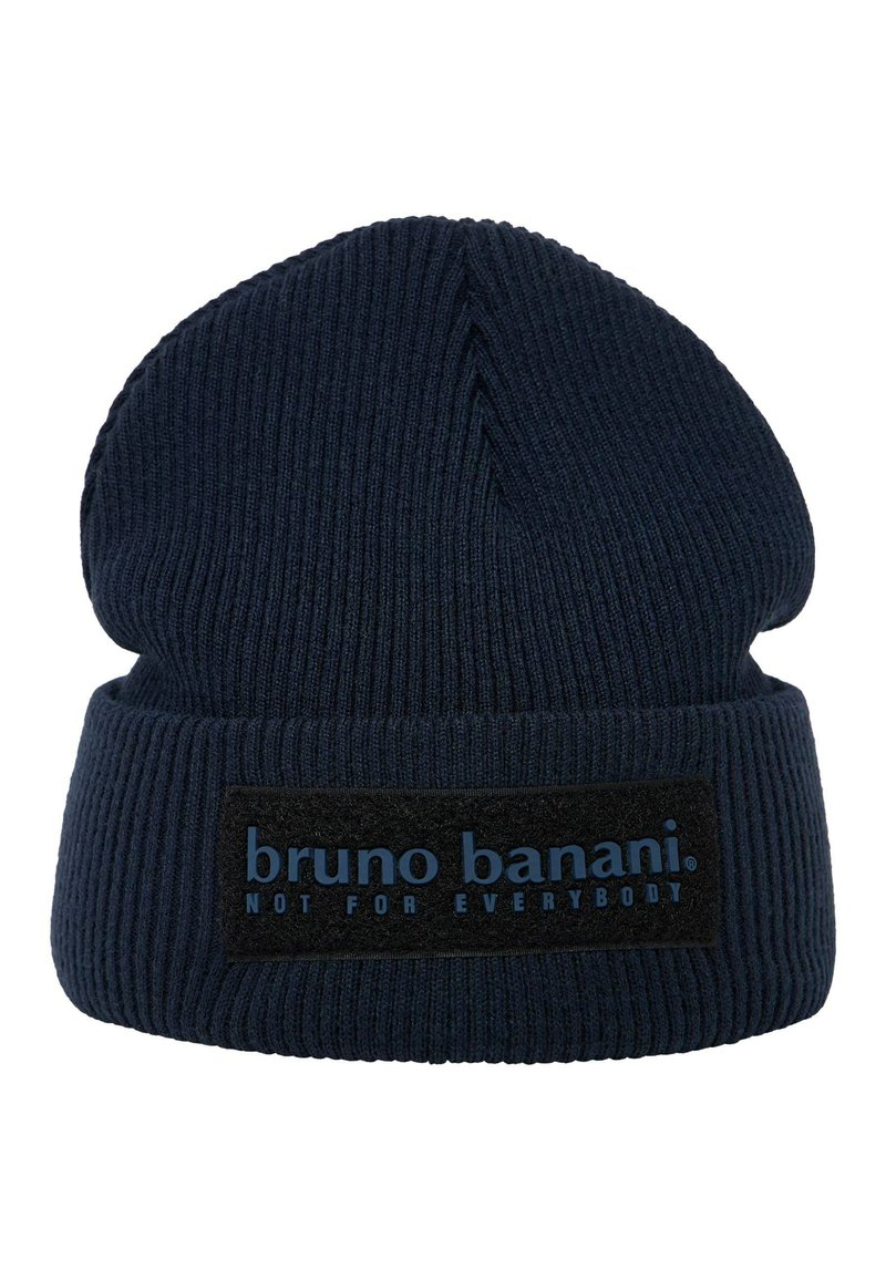 Gebreide beanie in donkerblauw met ribbeltextuur. Heeft een zwart rechthoekig label met het "bruno banani" logo en slogan in blauwe letters.
