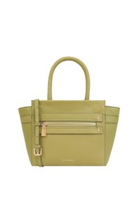 Groene lederen handtas met twee bovenhandvatten, een verstelbare schouderriem, een voorzak met rits en gouden hardware-accenten.