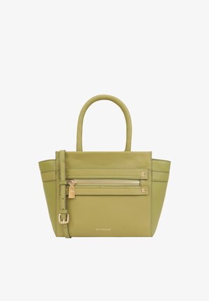 Groene lederen handtas met twee bovenhandvatten, een verstelbare schouderriem, een voorzak met rits en gouden hardware-accenten.