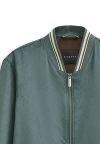 Grüne Bomberjacke mit perforierter Textur, geripptem Kragen und einem Frontreißverschluss. Mit kontrastierenden weißen Streifen entlang des Kragens.