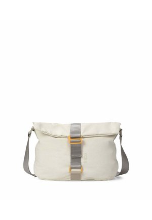 Bolso mensajero de tela beige con una correa de hombro gris ajustable y una correa central gris asegurada con hebillas naranjas.