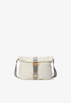Beige stoffen messengerbag met een grijze verstelbare schouderriem en een centrale grijze riem die is vastgemaakt met oranje gespen.