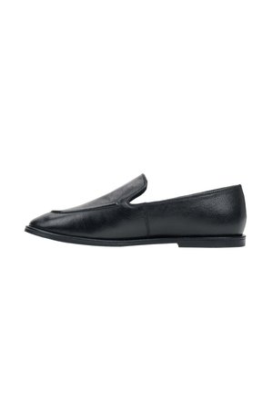 Zwarte leren slip-on loafer met lage hak en afgeronde vierkante neus, zijaanzicht op witte achtergrond.