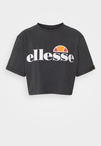 Avkortad kolgrå t-shirt i bomull, med en stor vit "ellesse"-logotyp och en flerfärgad grafik ovanför texten.