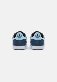 adidas Originals GAZELLE - Baskets basses - collegiate navy/clear sky/footwear white