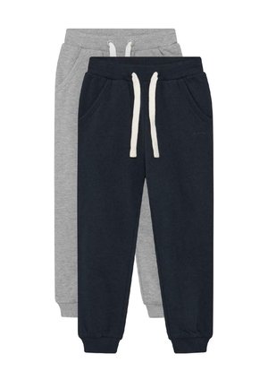 Twee paren kinder sweatpants gestapeld, één marineblauw en één grijs, beide met elastische taillebanden, witte trekkoorden, zijzakken en enkelmanchetten.