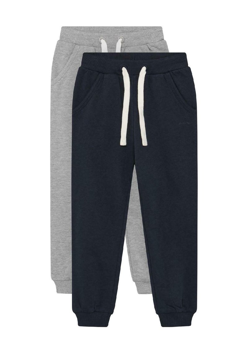 Twee paren kinder sweatpants gestapeld, één marineblauw en één grijs, beide met elastische taillebanden, witte trekkoorden, zijzakken en enkelmanchetten.