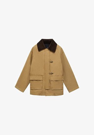 Chaqueta de algodón color beige con un cuello de pana marrón, dos bolsillos frontales y cierres de toggles. El diseño es holgado y ligeramente corto.