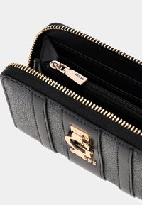 Portafoglio nero con esterno grigio testurizzato, zip dorata e un accento con logo dorato. Caratterizzato da più scomparti e una tasca con zip.