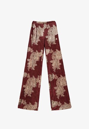 Pantalones de pierna ancha en burdeos con una tela texturada. Presentan un patrón floral dorado con una superficie arrugada y una cinturilla elástica.