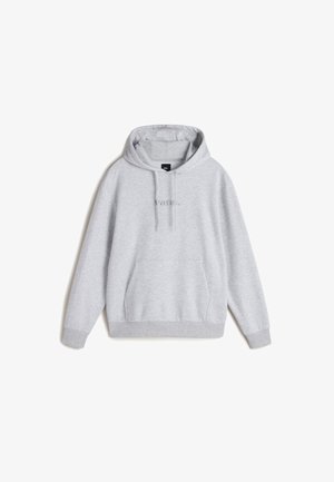Felpa grigia in morbido tessuto, con tasca frontale, cappuccio con coulisse e ricamo del logo discreto sul petto. Vestibilità regolare.