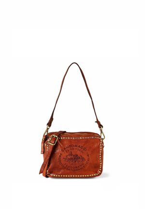 Braune Leder-Umhängetasche mit goldfarbenen Nieten, verstellbarem Riemen und schwarzem Aufdruck mit dem Logo "Campomaggi Teodorano Prodotto Artigianale Italia".