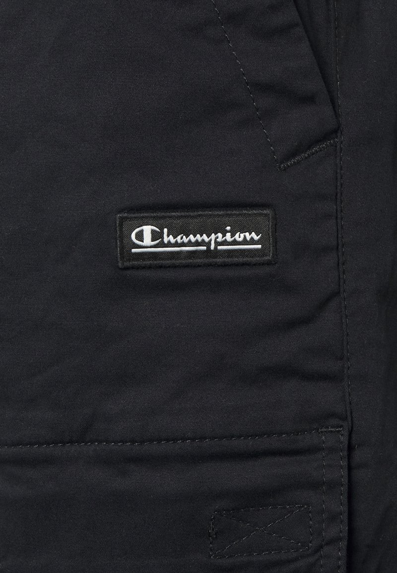Herren Trainingsanzüge | Champion Rochester CUFF PANTS Jogginghose black/schwarz - IQ99728 Herren Trainingsanzüge | Champion Rochester CUFF PANTS Jogginghose black/schwarz - IQ99728