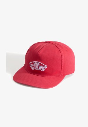 Czerwona bawełniana czapka z zaokrągloną koroną i płaskim daszkiem. Na przodzie znajduje się białe haftowane logo "VANS OFF THE WALL".