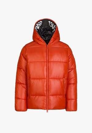 Rote Steppjacke mit glänzendem Finish, ausgestattet mit Kapuze, Frontreißverschluss und gestepptem Design. Innenfutter aus schwarzem Stoff mit Logo-Text.