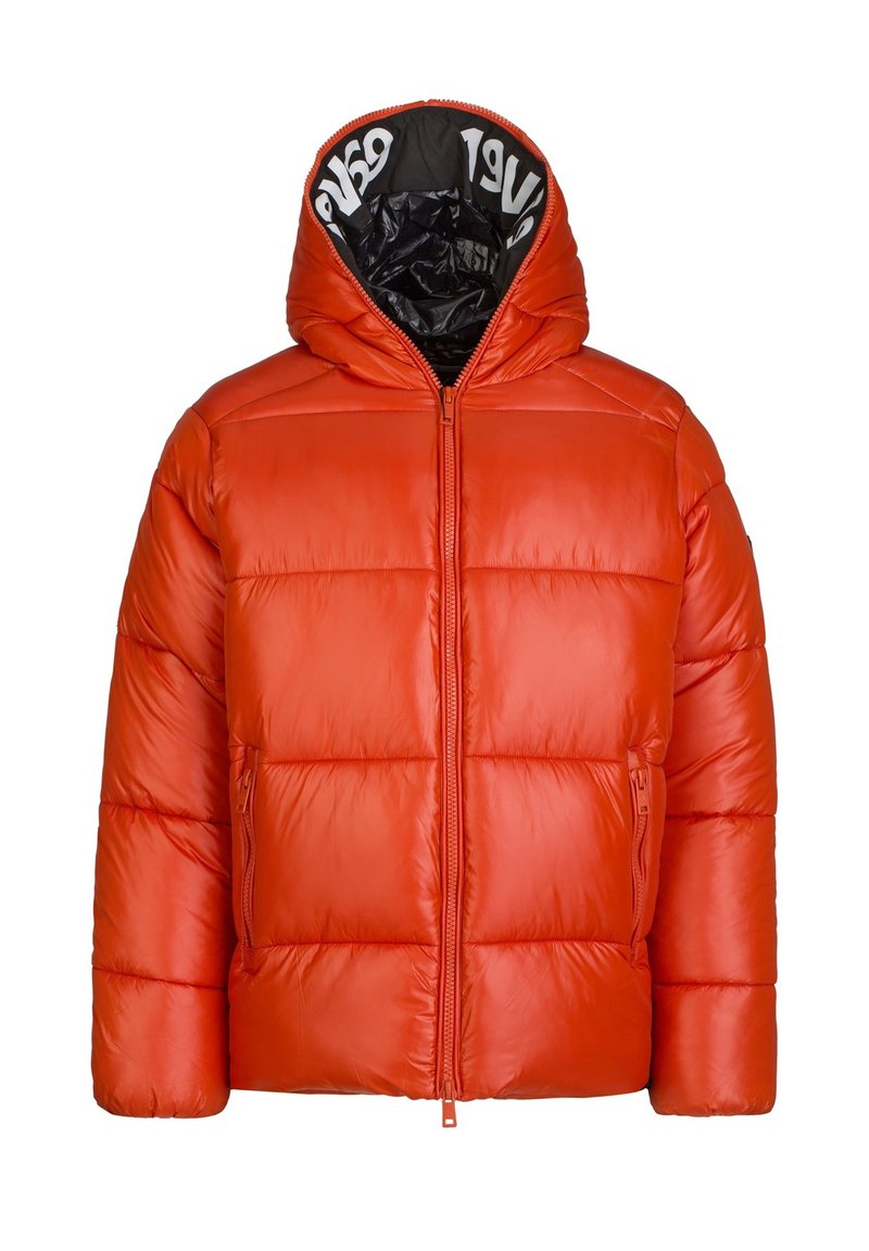 Rode donzen jas met een glanzende afwerking, voorzien van een capuchon, rits aan de voorkant en een doorgestikt ontwerp. De binnenkant is gemaakt van zwart stof met logotekst.