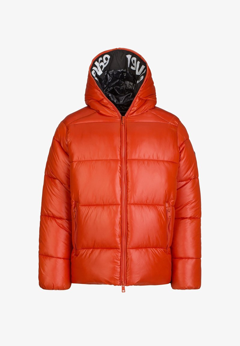 Rode donzen jas met een glanzende afwerking, voorzien van een capuchon, rits aan de voorkant en een doorgestikt ontwerp. De binnenkant is gemaakt van zwart stof met logotekst.