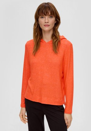 Hoodie in feloranje textuurstof, met lange mouwen en een relaxte pasvorm, gecombineerd met zwarte broek.
