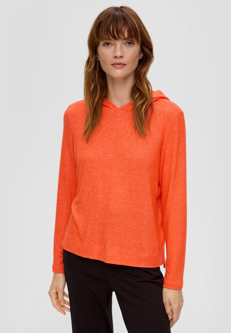 Hoodie in feloranje textuurstof, met lange mouwen en een relaxte pasvorm, gecombineerd met zwarte broek.