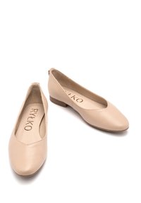 Beżowe baletki mają gładką skórzaną cholewkę, okrągły nos i niski obcas. Na wkładce widnieje napis "RYŁKO" w złotym kolorze.