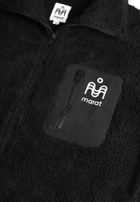 Czarna polarowa kurtka z zamkiem błyskawicznym na piersi, z logo na kieszeni. Miękka tekstura, casualowy design, z zamkiem z przodu.