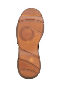 Pomarańczowo-brązowa podeszwa z gumy, z teksturowanym wzorem chwytu, gładkimi krzywymi i okrągłym akcentem w centrum dla stabilności.