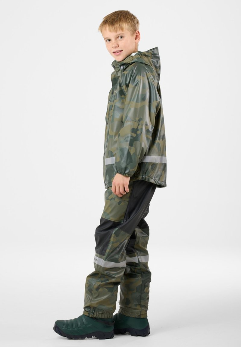 LAUSONS Gevoerde regenjas voor jongens, camouflage, waterdichte jas, lichte overgangsjas met afneembare capuchon, legergroen, 104-110