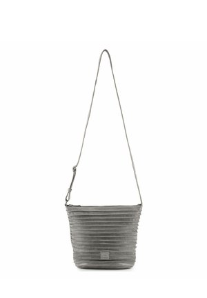 Bolso de hombro de cuero gris con capas horizontales cosidas, correa ajustable y cierre superior con cremallera.