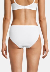 Weiße Baumwollunterhose mit gewelltem Bund und minimalistischer Gestaltung. Weiche Textur, keine sichtbaren Muster, Ansicht von hinten.