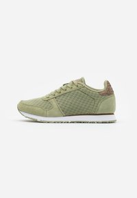 Sneaker verde in suede e rete con un accento testurizzato sul tallone, design con lacci e suola in gomma bianca con battistrada pattern.
