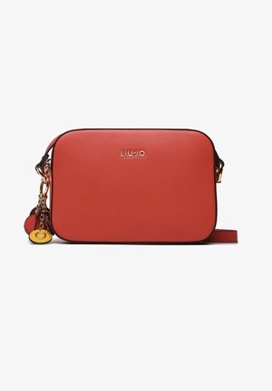 Punainen synteettinen olkalaukku, jossa on suorakulmainen muoto, kultainen logo ja koristeelliset charmikoristeet. Varustettu irrotettavalla hihnalla ja sileällä pinnalla.