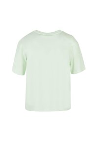 Lys grøn kortærmet t-shirt med en blød tekstur, rund halsudskæring og en afslappet pasform. Rent design uden synlige mønstre eller accenter.