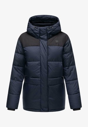 Navyblauwe pufferjack met capuchon, voorzien van zwarte schouderpanelen, voorzakken en een gladde textuur. Logo-opdruk op de linkerborst.