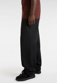 Vans AUTHENTIC CHINO BAGGY - Chino - black