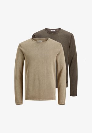 Dwa swetry z długim rękawem i okrągłym dekoltem w kolorze beżowym i ciemnobrązowym, ułożone na płasko, z minimalną fakturą i prostymi detalami przeszycia.