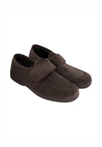 Zapatos de tela marrón con una correa de velcro, punta redonda y superficie texturizada; suela de goma con un ligero patrón de tacos.