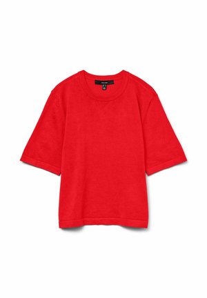 Pull en tricot rouge vif à manches courtes avec un col rond et une étiquette de vêtement noire au dos du col, posé à plat sur un fond blanc.