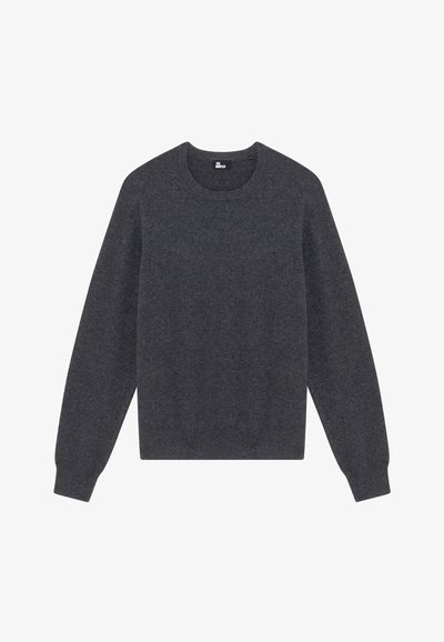 Ciemnoszary sweter z miękkiego materiału, z okrągłym dekoltem, długimi rękawami oraz ściągaczami na mankietach i u dołu. Brak wzorów lub akcentów.