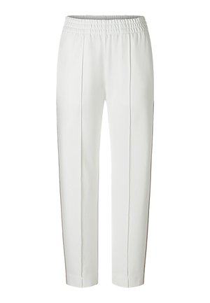 Valkoiset joustavavyötäröiset housut suorilla lahkeilla ja tikatuilla taitoksilla edessä, sopivat rentoon tai muodolliseen käyttöön.