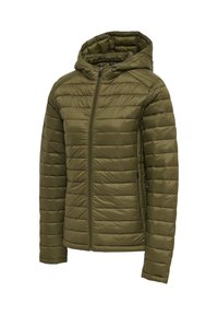 Olijfgroene doorgestikte capuchonjas met ritssluiting aan de voorkant en zijzakken, ontworpen voor warmte en casual gebruik.