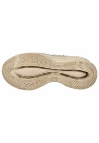 Suela de zapatilla deportiva beige con superficies de goma texturizadas. Presenta ranuras y patrones elevados para tracción y soporte.