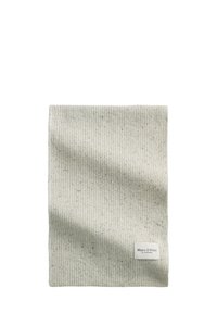 Jasnoszary, żebrowany szalik o miękkiej fakturze, z małymi przybłyskami i białą metką marki na dolnej krawędzi.