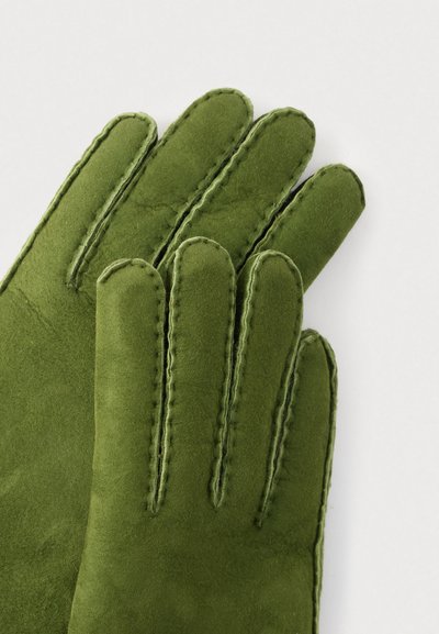 Πράσινα γάντια από σουέντ με απαλό υφή, διαθέτουν ραφές στις ραφές και διακριτές επιφάνειες δακτύλων για εφαρμοστή σχεδίαση.