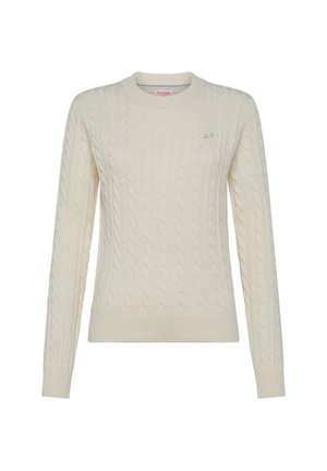 Maglione a trecce color crema con scollatura rotonda, maniche lunghe e polsini a costine. Presenta un piccolo logo sul petto. Texture morbida.