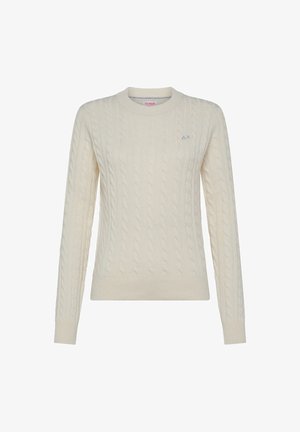 Maglione a trecce color crema con scollatura rotonda, maniche lunghe e polsini a costine. Presenta un piccolo logo sul petto. Texture morbida.